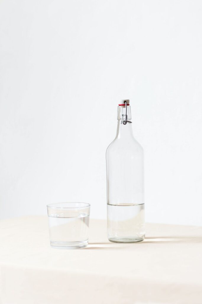 Glaswasserflasche mit Glas 