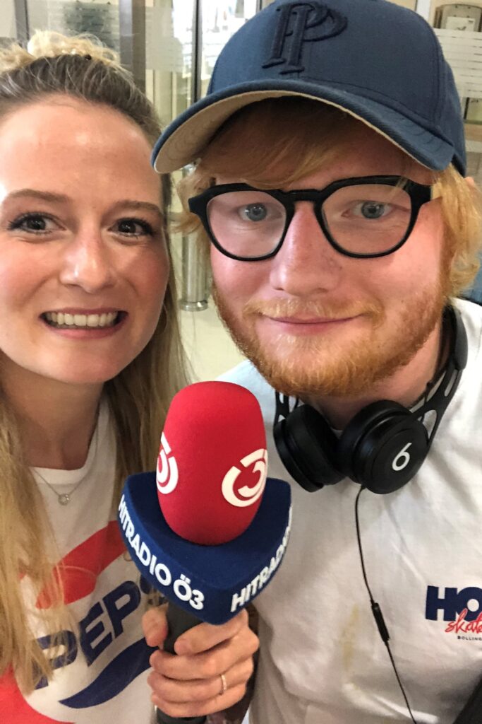 Ö3-Moderatorin Tina Ritschl mit Ed Sheeran