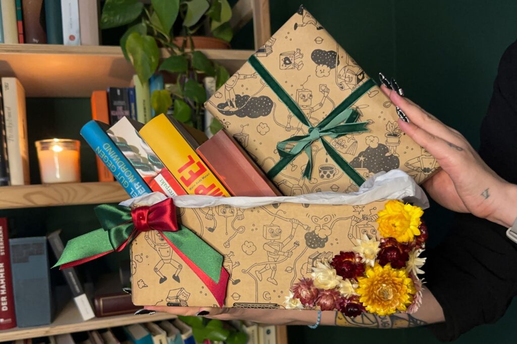 Second-Hand-Bücher von Bookbot in einer weihnachtlichen Box