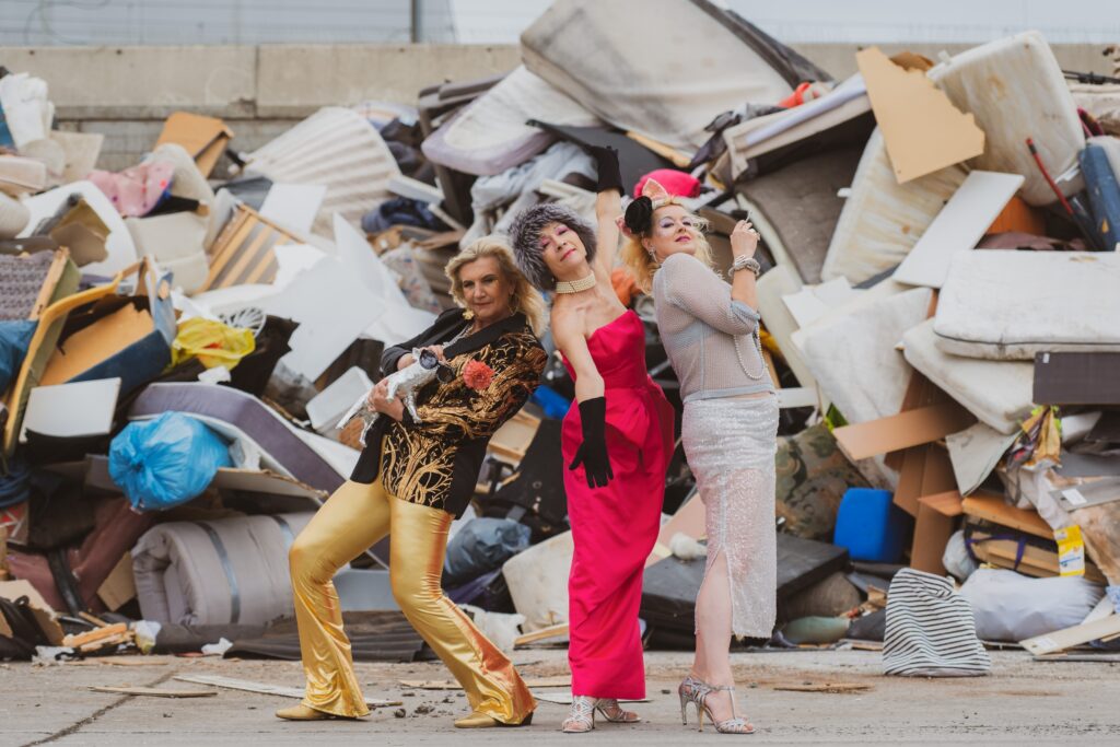 "Knietief im Glamour" von Polly Adler mit Angelika Hager, Petra Morzé und Sona MacDonald