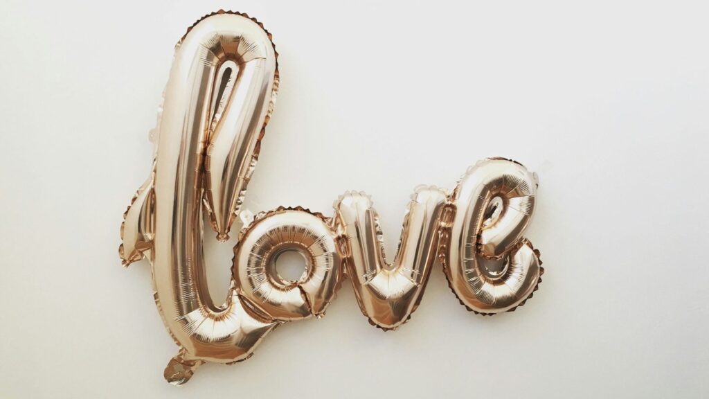 Valentinstagsgeschenke: Goldener Luftballon mit Schriftzug Love