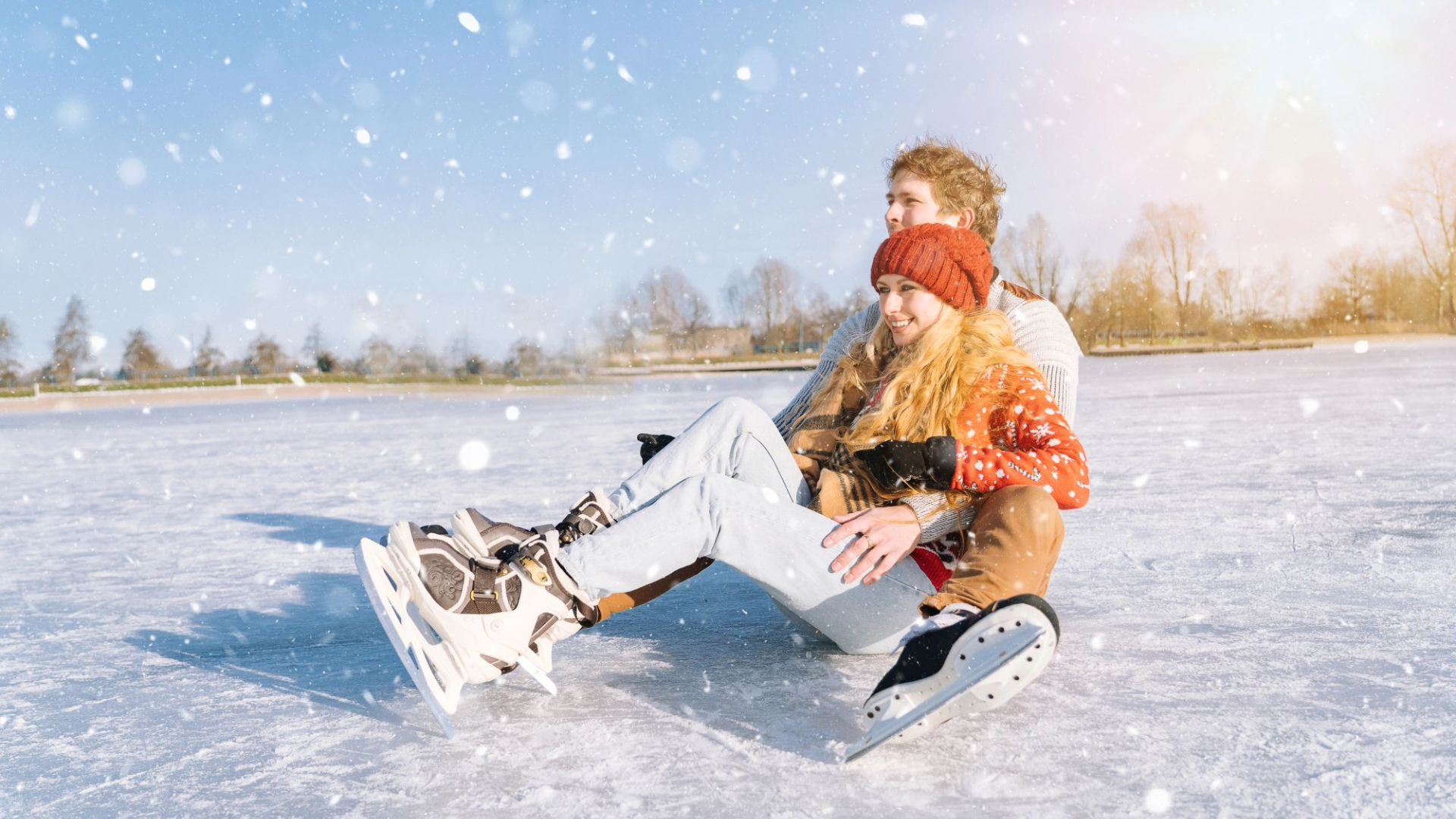 Winterurlaub abseits der Piste: Pärchen beim Eislaufen.