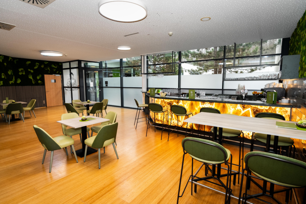 Linsberg Asia: Thermencafé