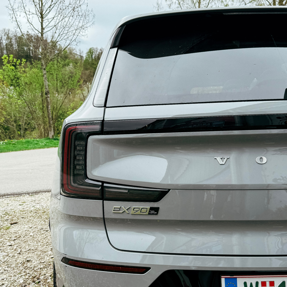 Autotest Volvo EX90: Rückansicht des Autos