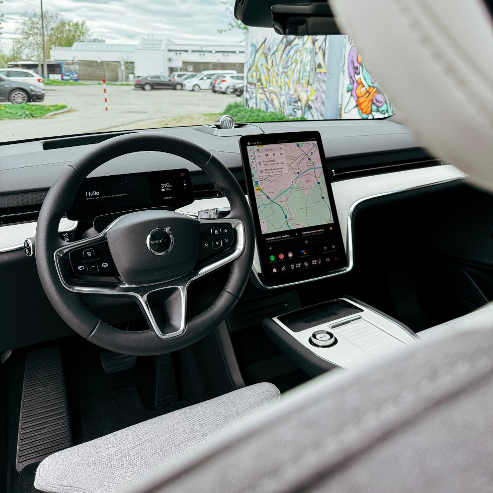 Autotest Volvo EX90: Innenraum mit Navigationssystem