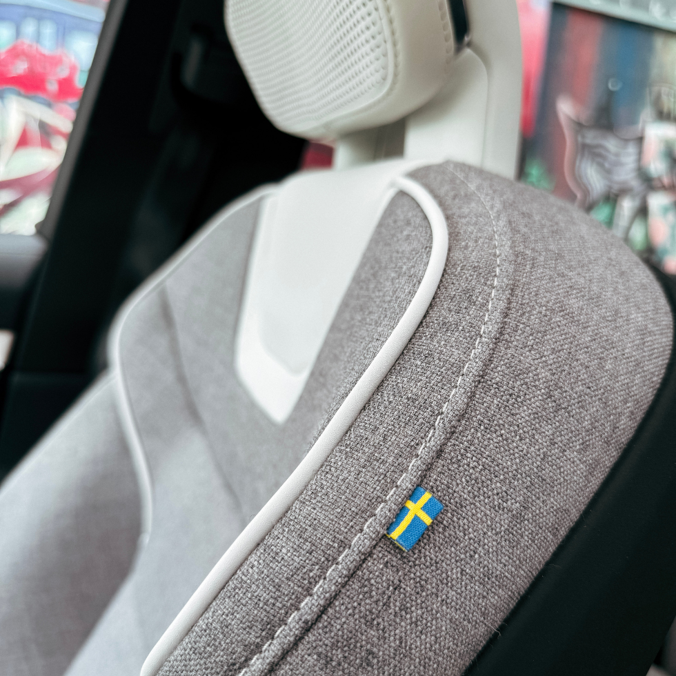Autotest Volvo EX90: Sitz mit Schweden Flagge