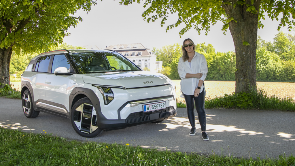 Autotest Kia EV3: Autotesterin Ana Mrvelj vor dem Auto