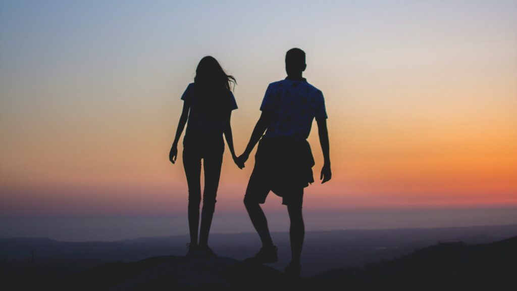 Beziehungsmythen Smbolbild: Paar vor Sonnenuntergang