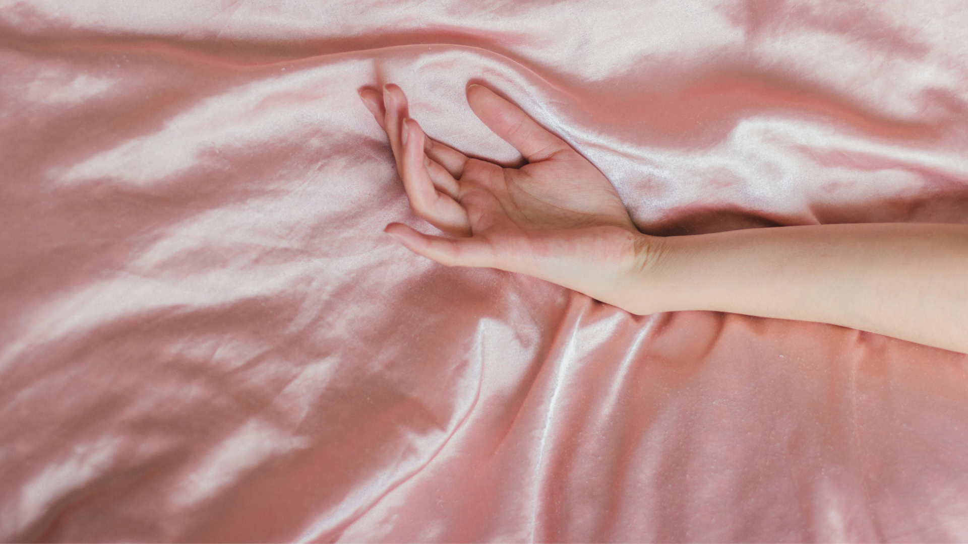 Glatte Haut nach Rasur: Eine Hand liegt auf einer Seidendecke