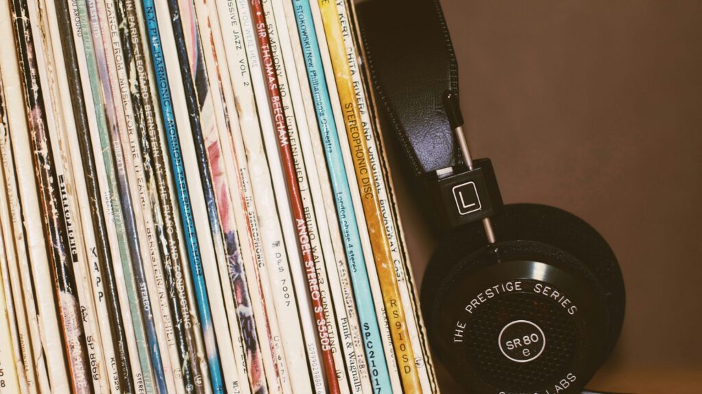 Schallplatten und Kopfhörer
