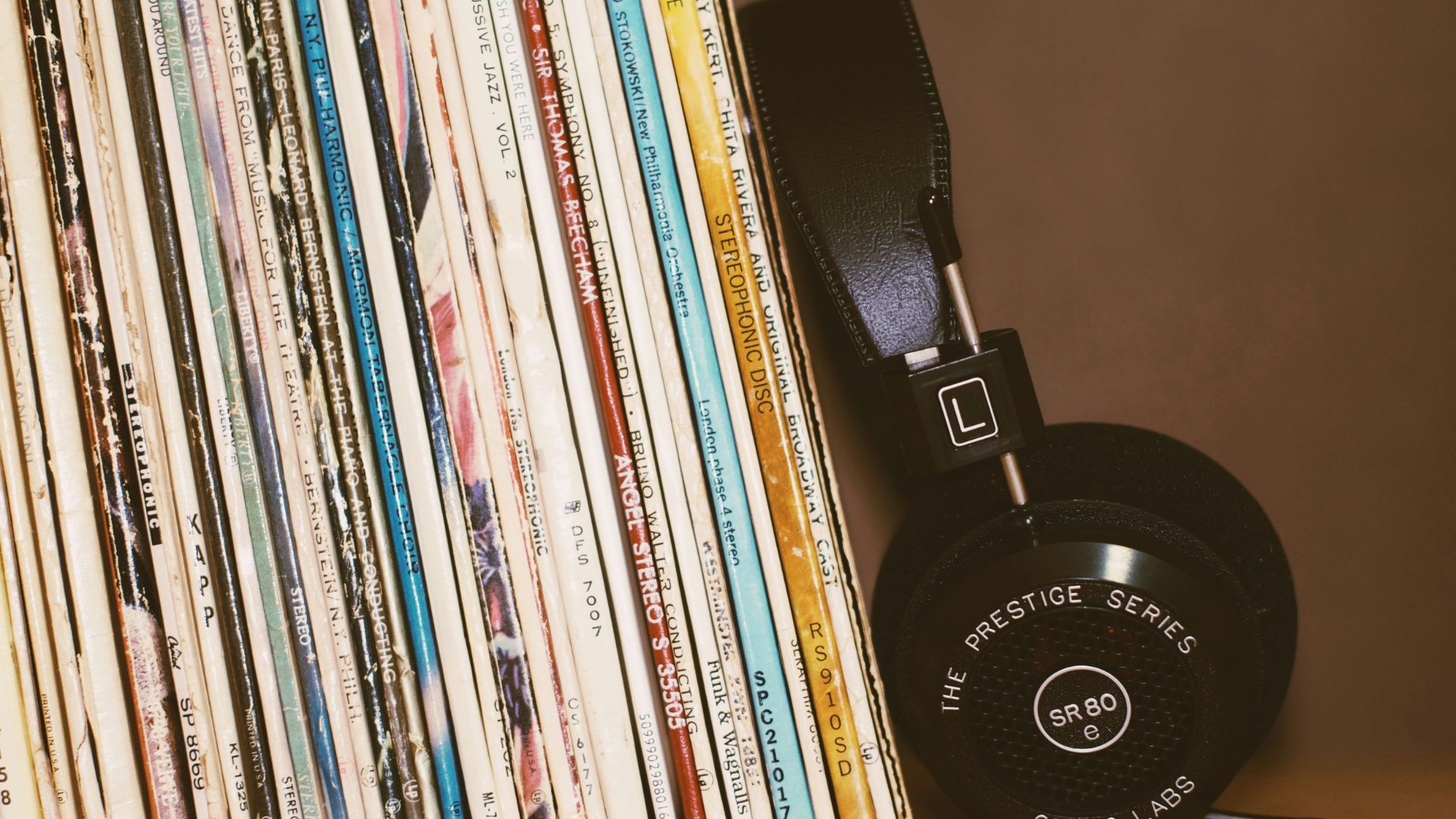 Schallplatten und Kopfhörer