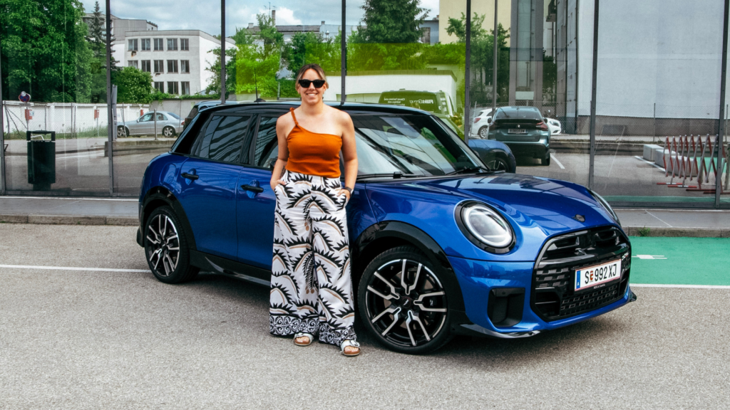 Autotest Mini Cooper S: Autotesterin Ana Mrvelj vor dem Mini Cooper S