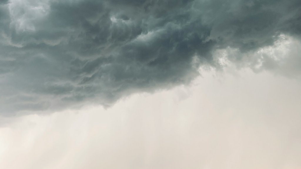 Migräne, Symbolbild, stürmisches Wetter, Wolken