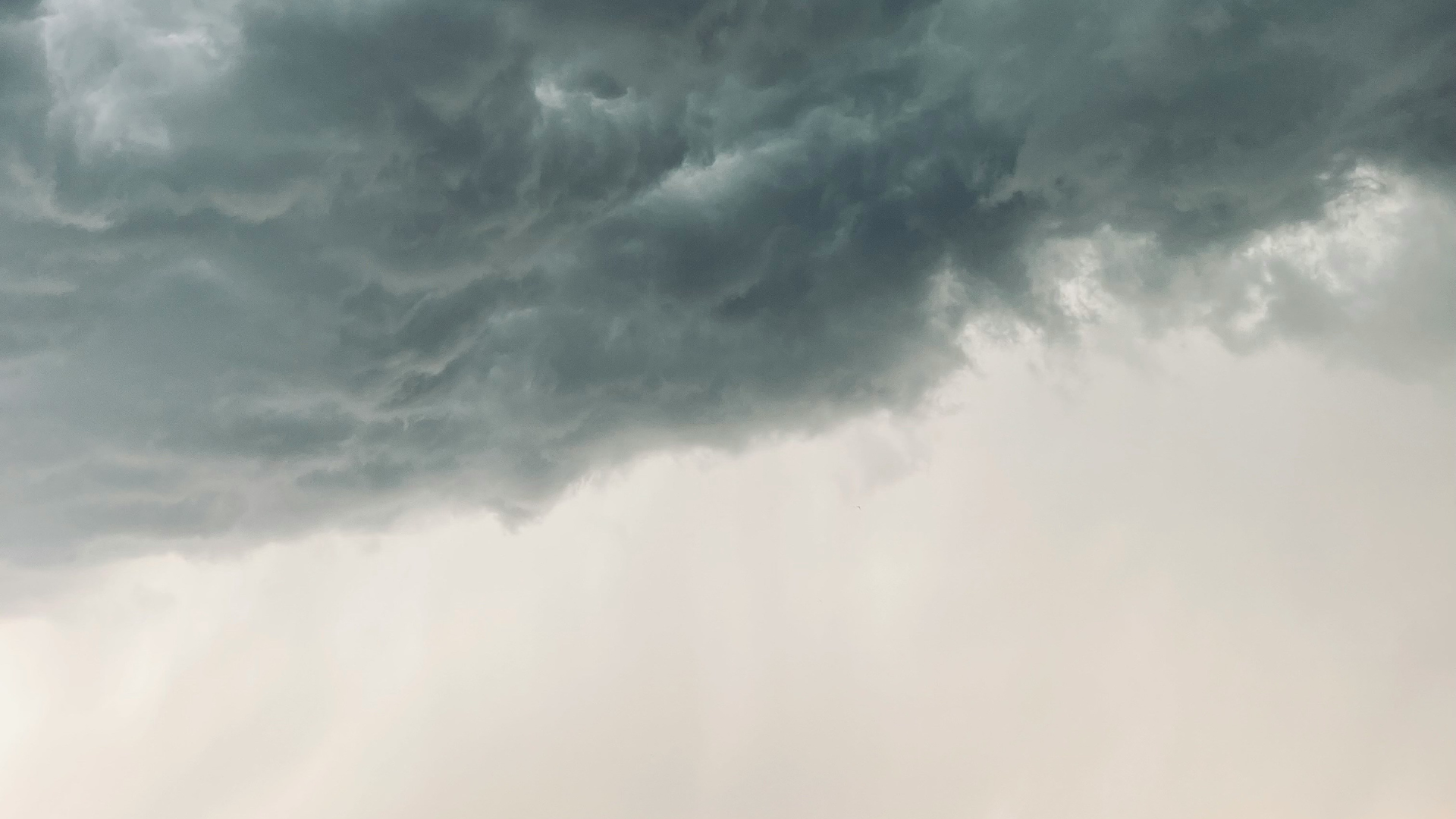 Migräne, Symbolbild, stürmisches Wetter, Wolken