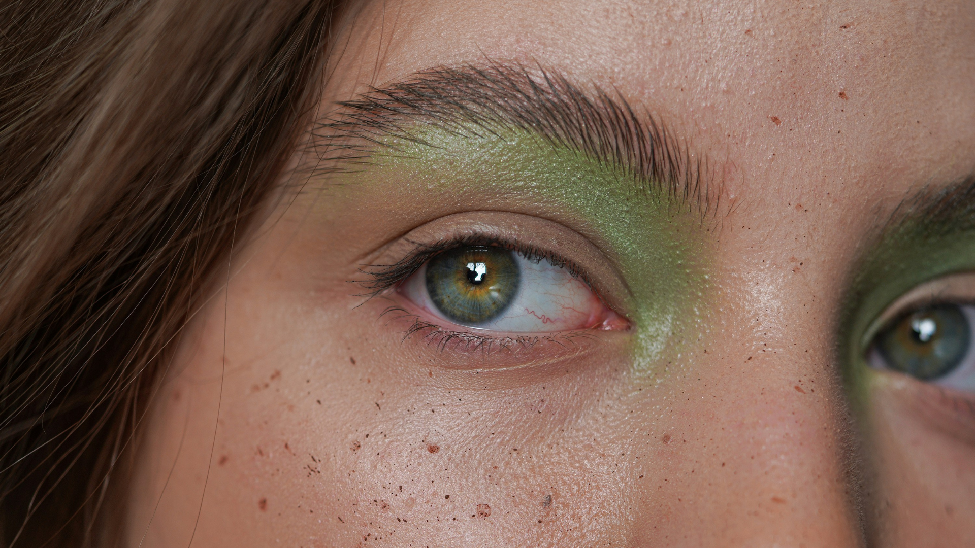 Frau trägt Lidschatten, keine Wimperntusche