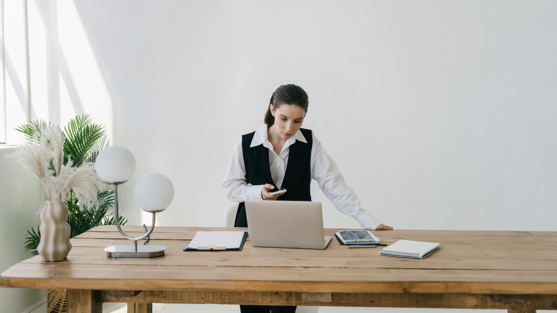 Anzeigenverkauf: Frau vor dem Laptop im Büro