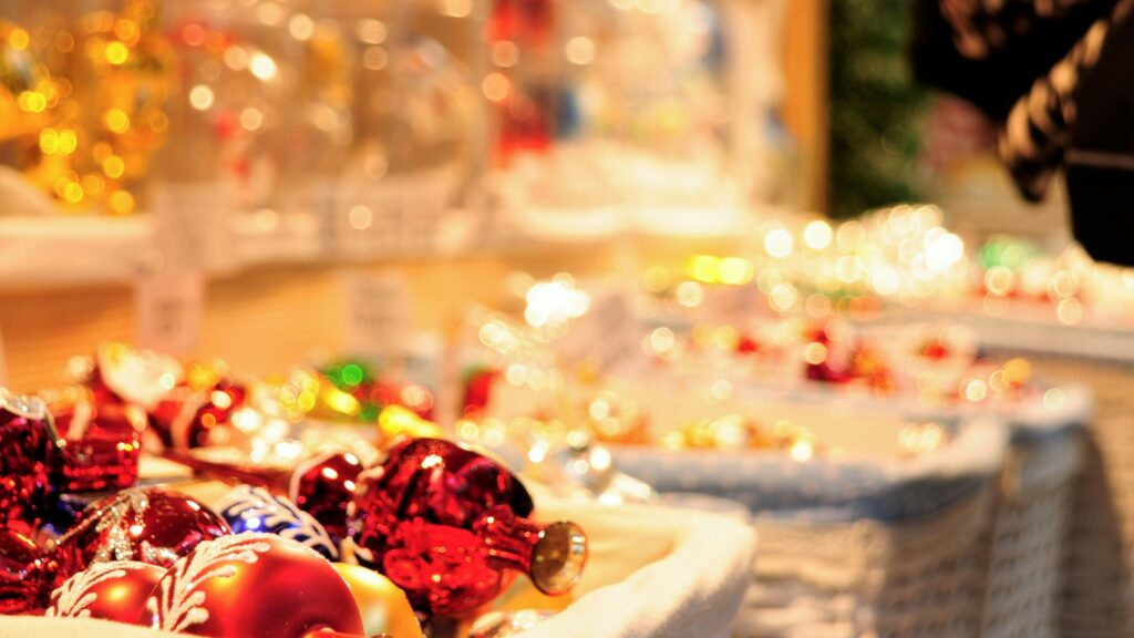 Weihnachtskugeln am Adventmarkt