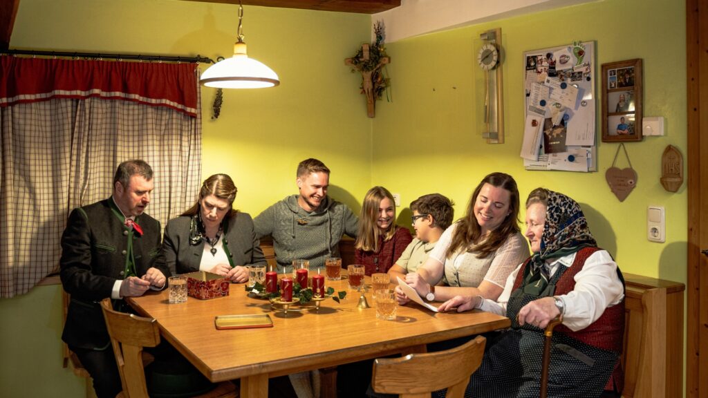 Akt Drei: Drei Generationen in der Stube beim Dreikönigsspiel