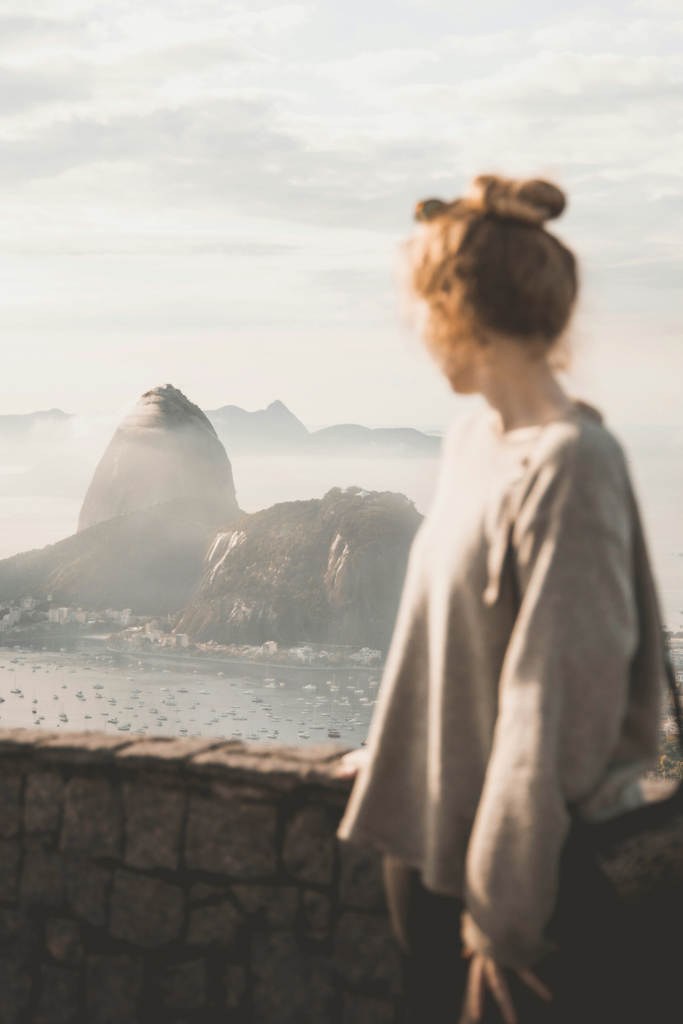 Frau schaut in die Ferne