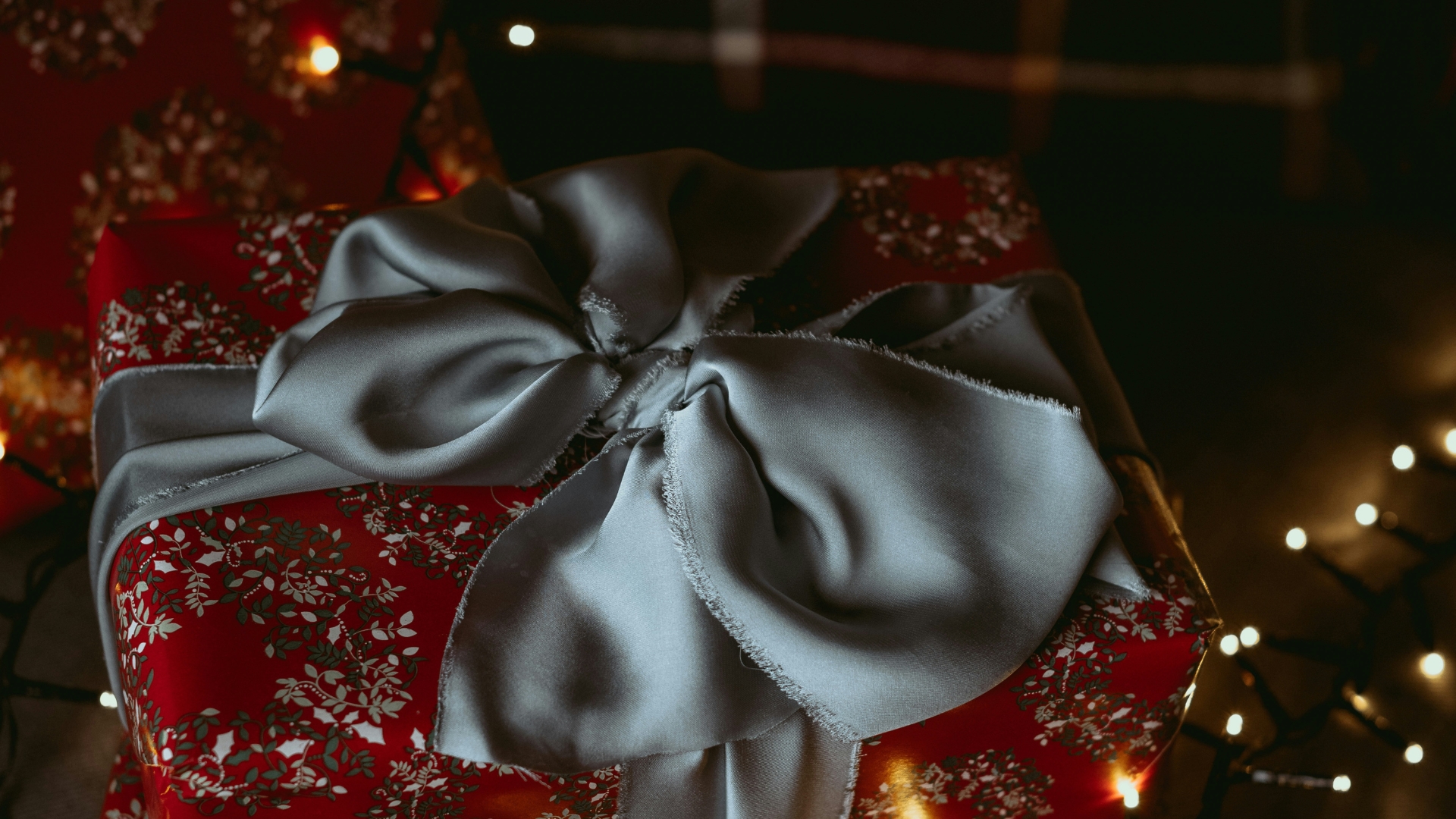 Geschenk mit silberner Schleife - weihnachtliche