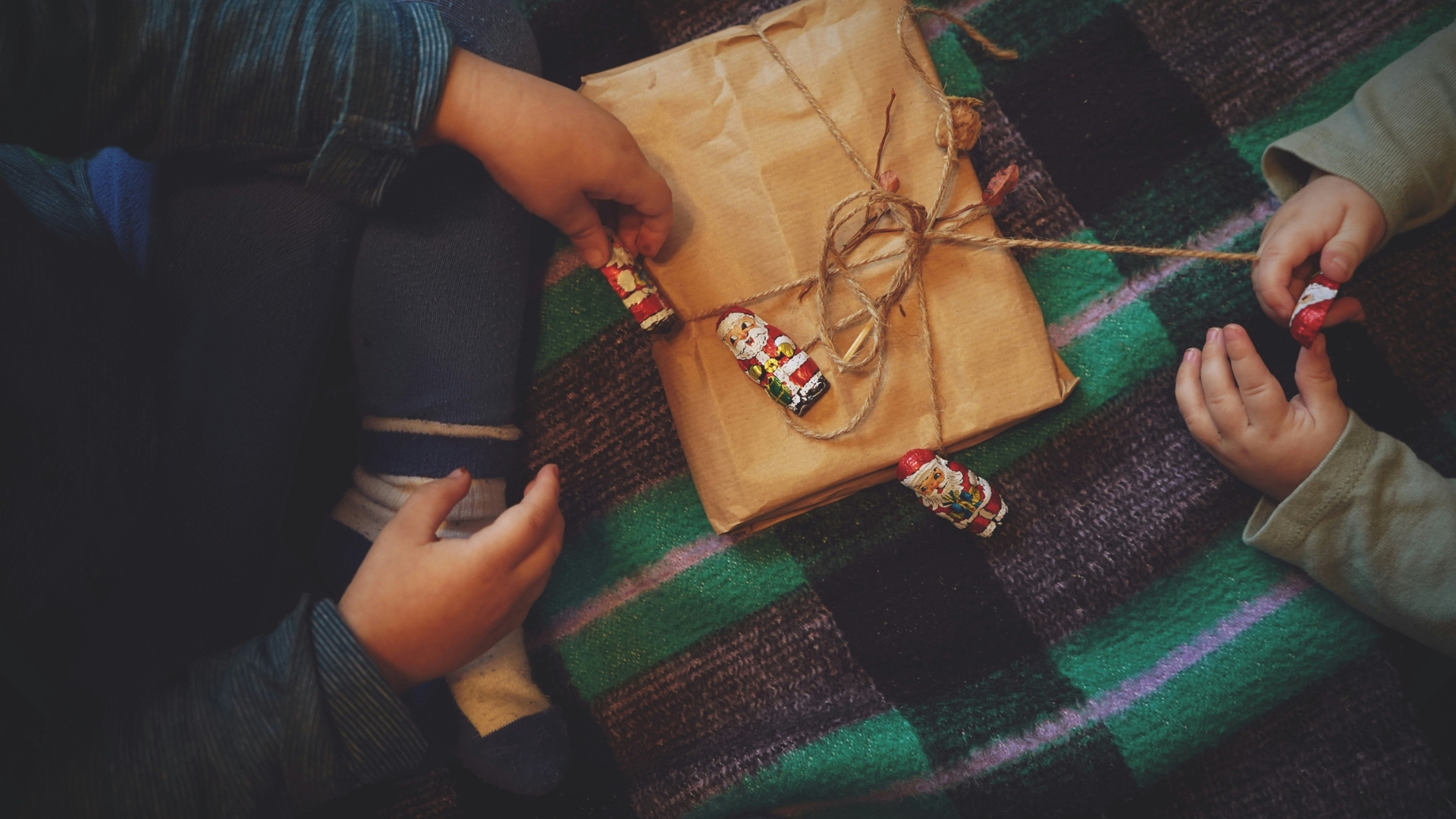 Kinder packen ein Weihnachtsgeschenk aus