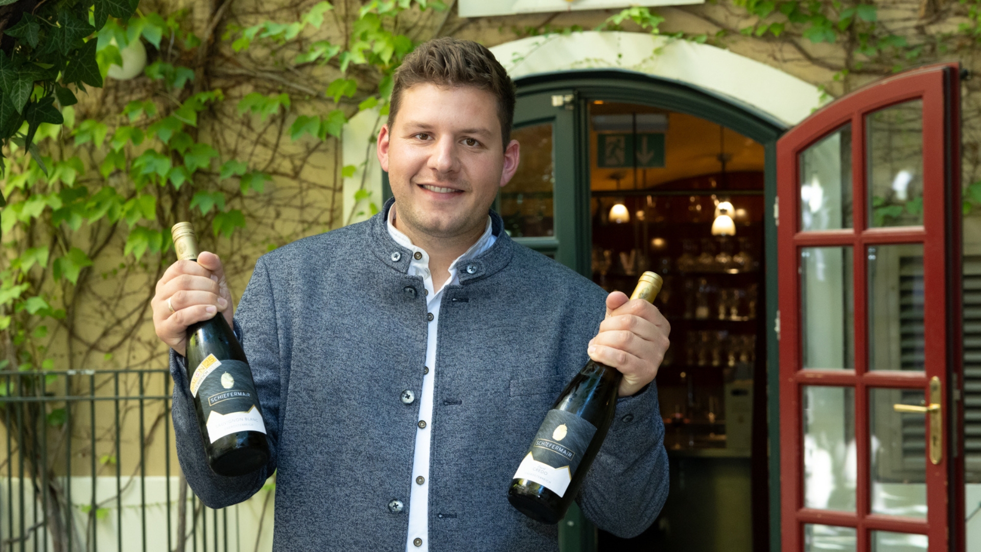 Jungwinzer Lukas Schiefermair mit seinen Weinen