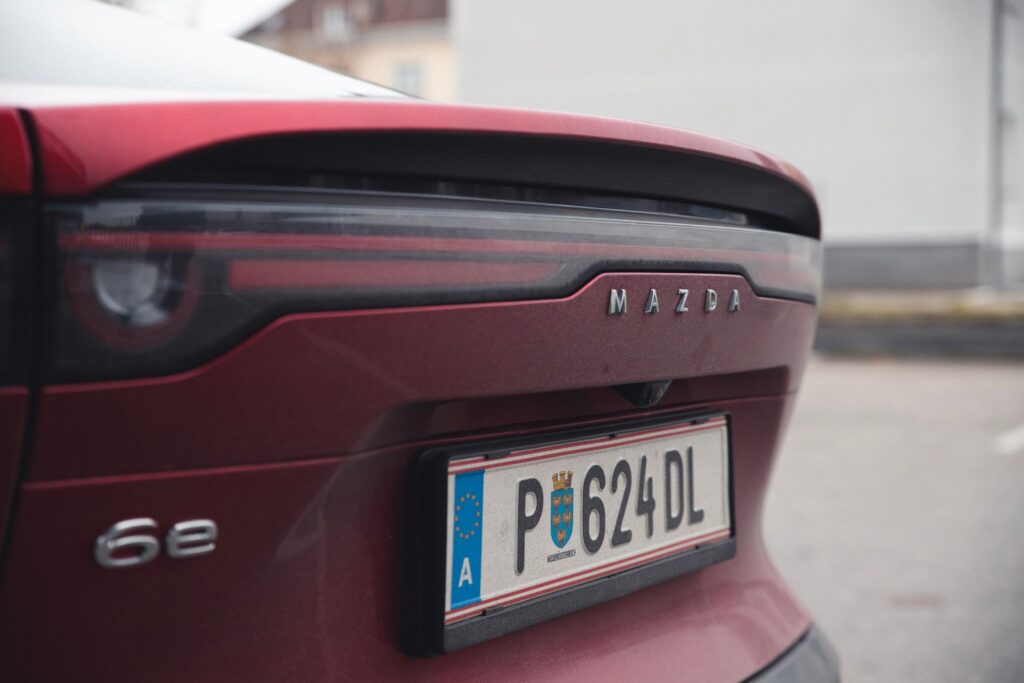 Mazda6e Heckansicht mit Spoiler