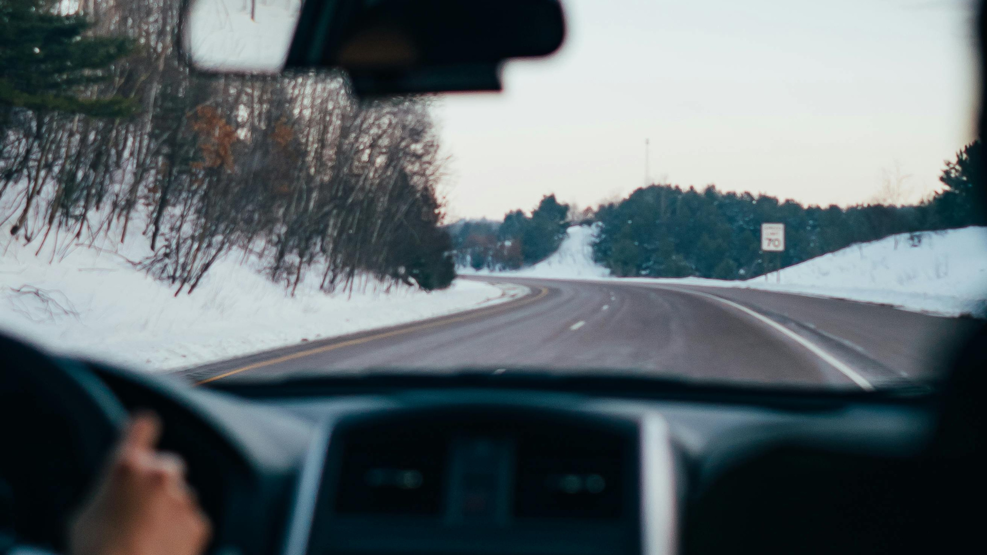 Sicht vom Auto auf eine Schneefahrbahn