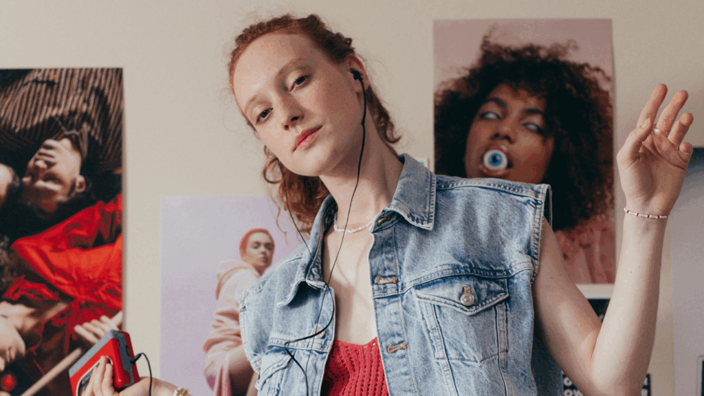 Frau hört auf einem Walkman Musik