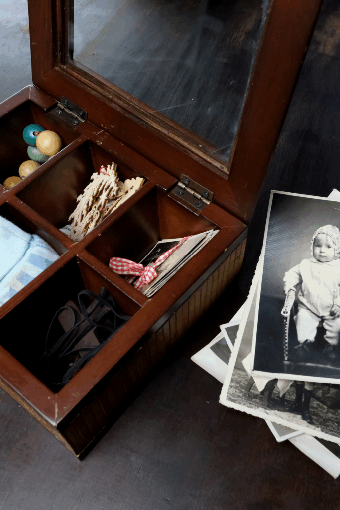 Eine braune Holzbox mit Erinnerungsgegenständen und alten Fotos