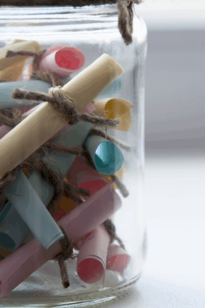 Ein Glas in dem kleine Zettel sind