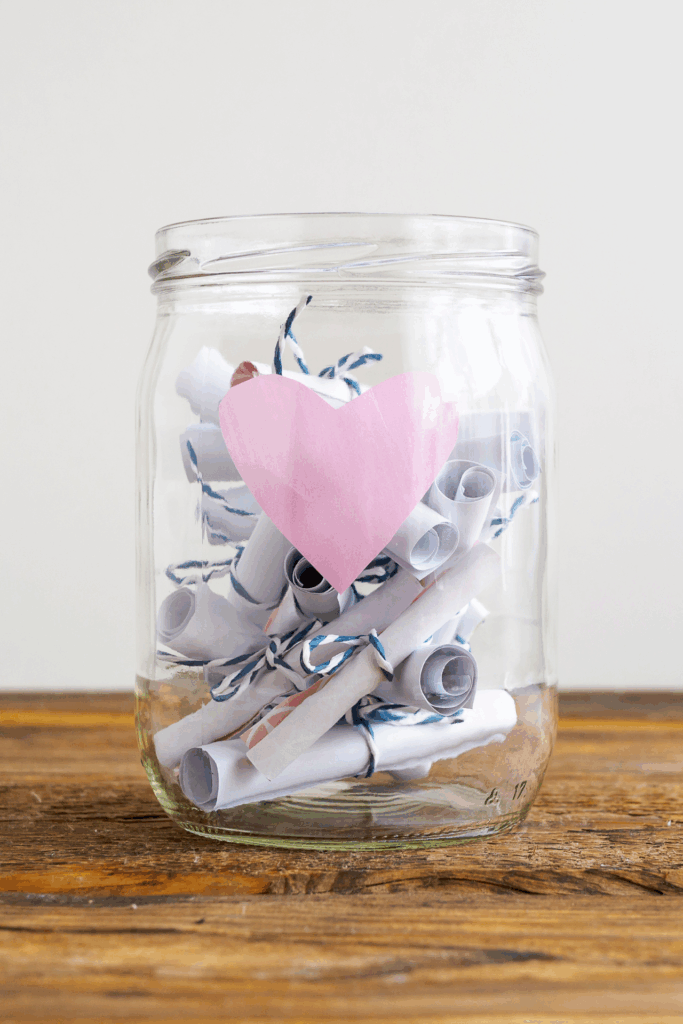 Ein Glas mit kleinen Zetteln darin