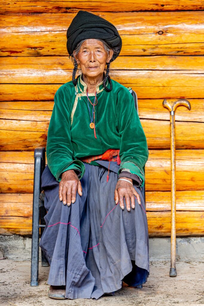 An der Sptize des Mosuo-Clans in Yunnan, China, steht Ah-mi, die älteste Frau im Haus.