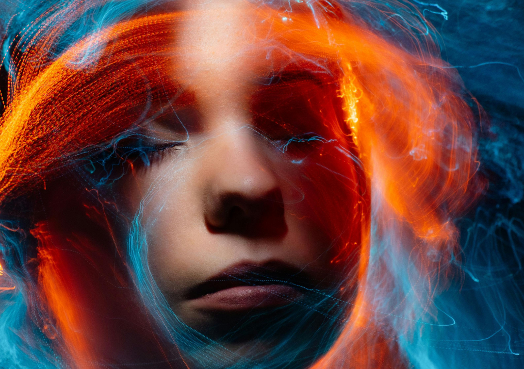 Ein Bild das ein Gesicht zeigt mit verwaschenen Farben, die leuchten