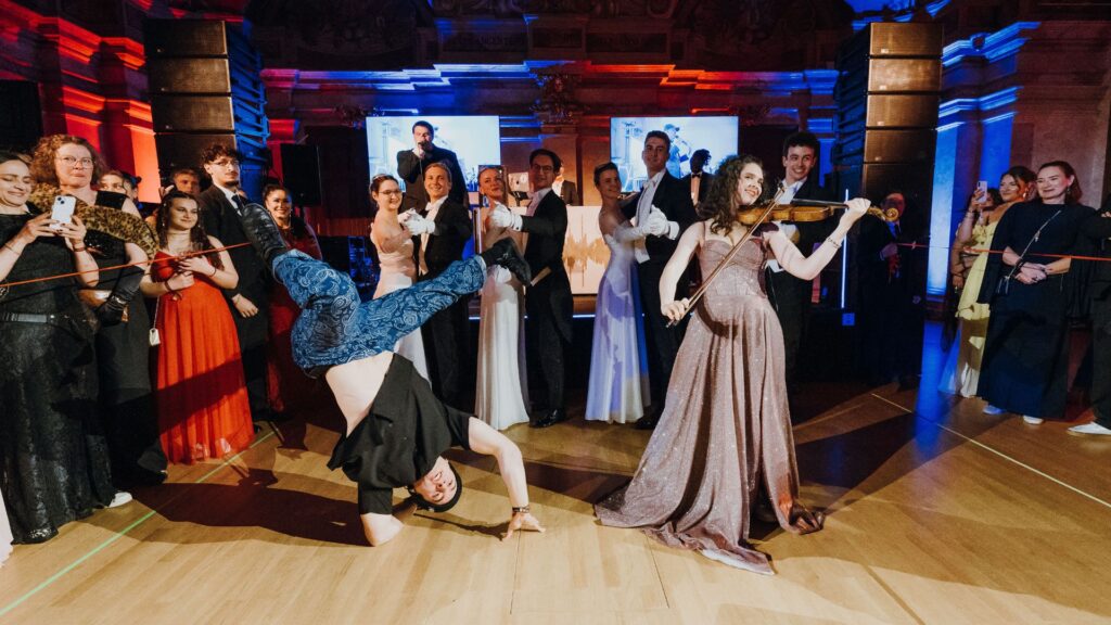 Eröffnung mit Breakdancer & Geigenspielerin am Wiener HipHop Ball
