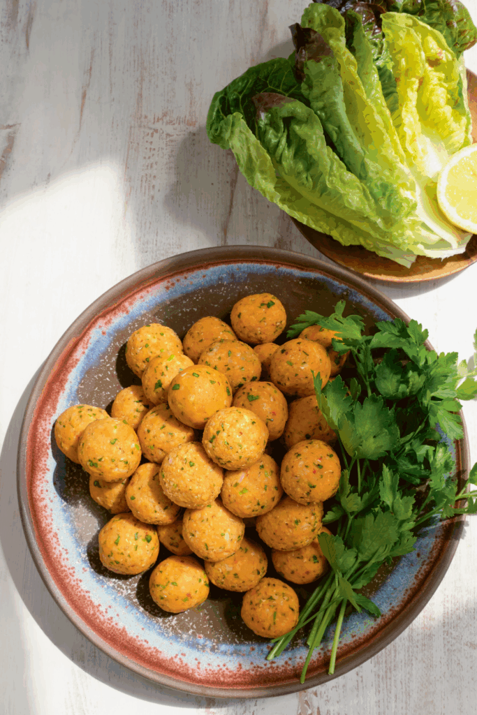 Rote Linsen Bällchen auf Teller