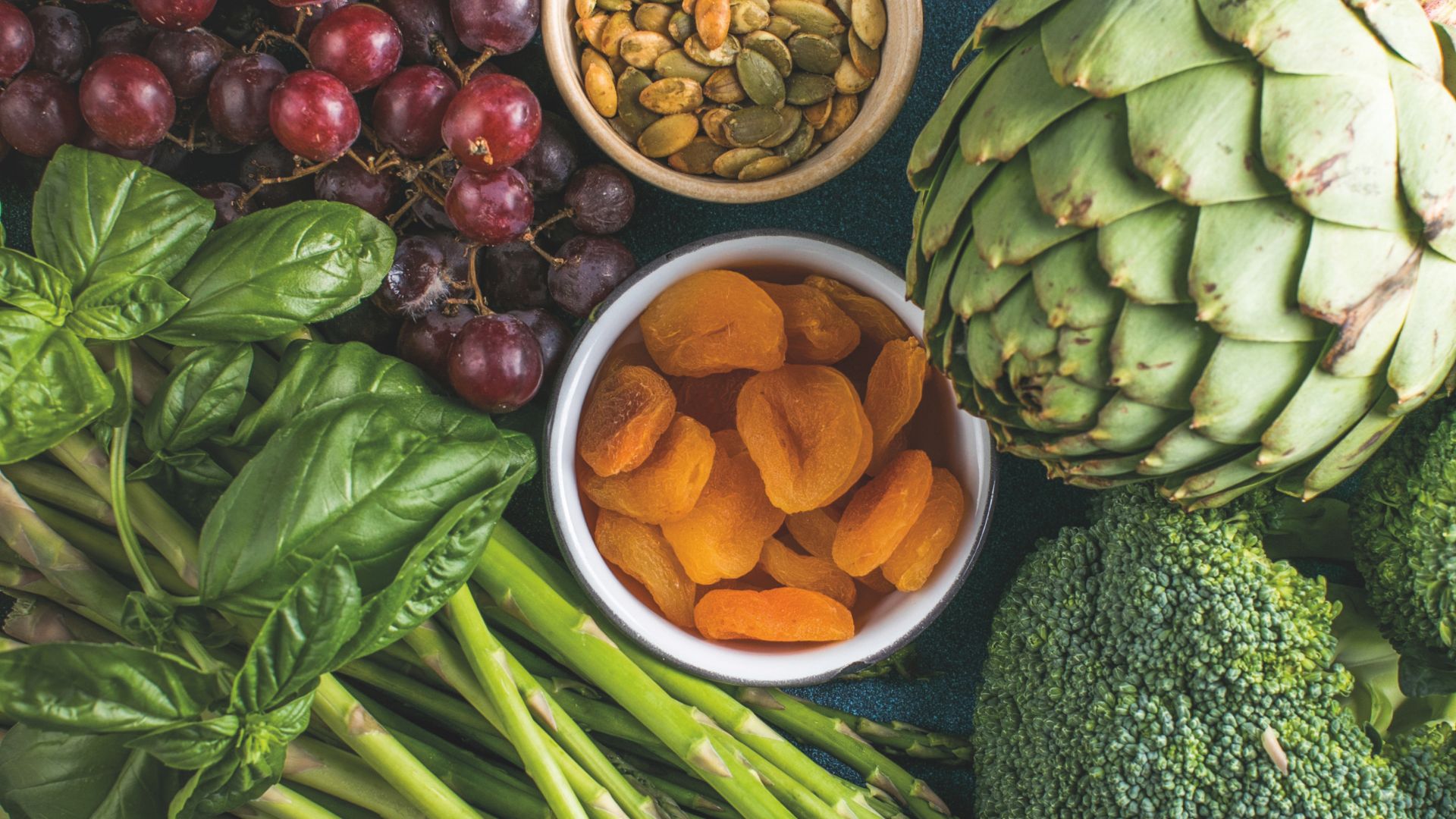 Verschiedene Obst- und Gemüsesorten und Nüsse