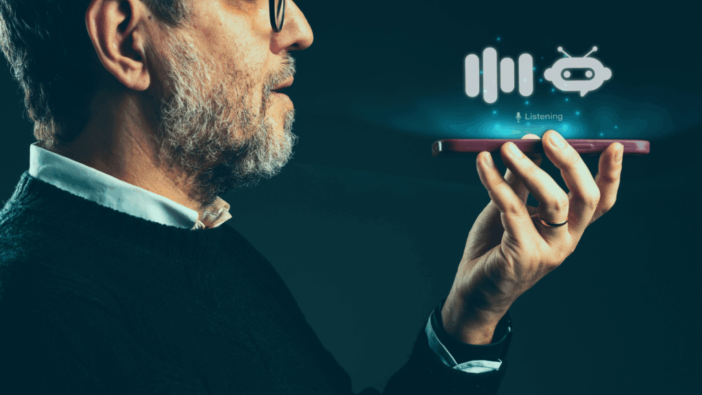 Älterer Mann spricht in Smartphone