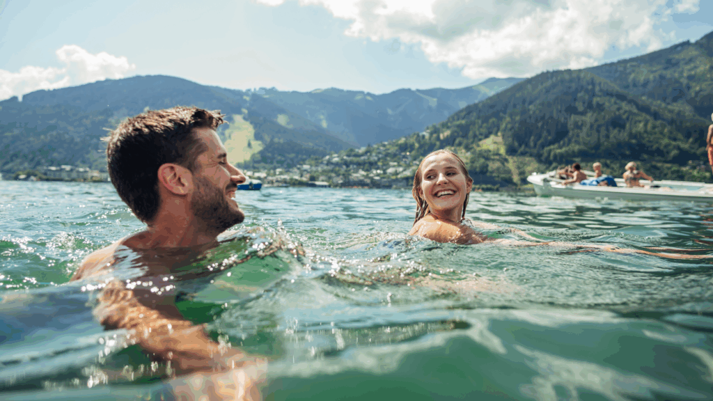 Emma Delux Aparthotel: Mann und Frau im See