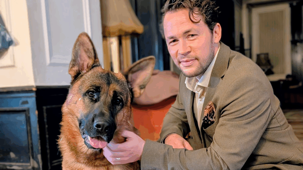 Schauspieler Daniel Langbein mit Rex