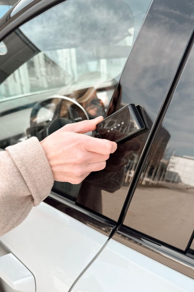 Autotest Volvo EX30 Cross Country: Öffnen mittels Keytag