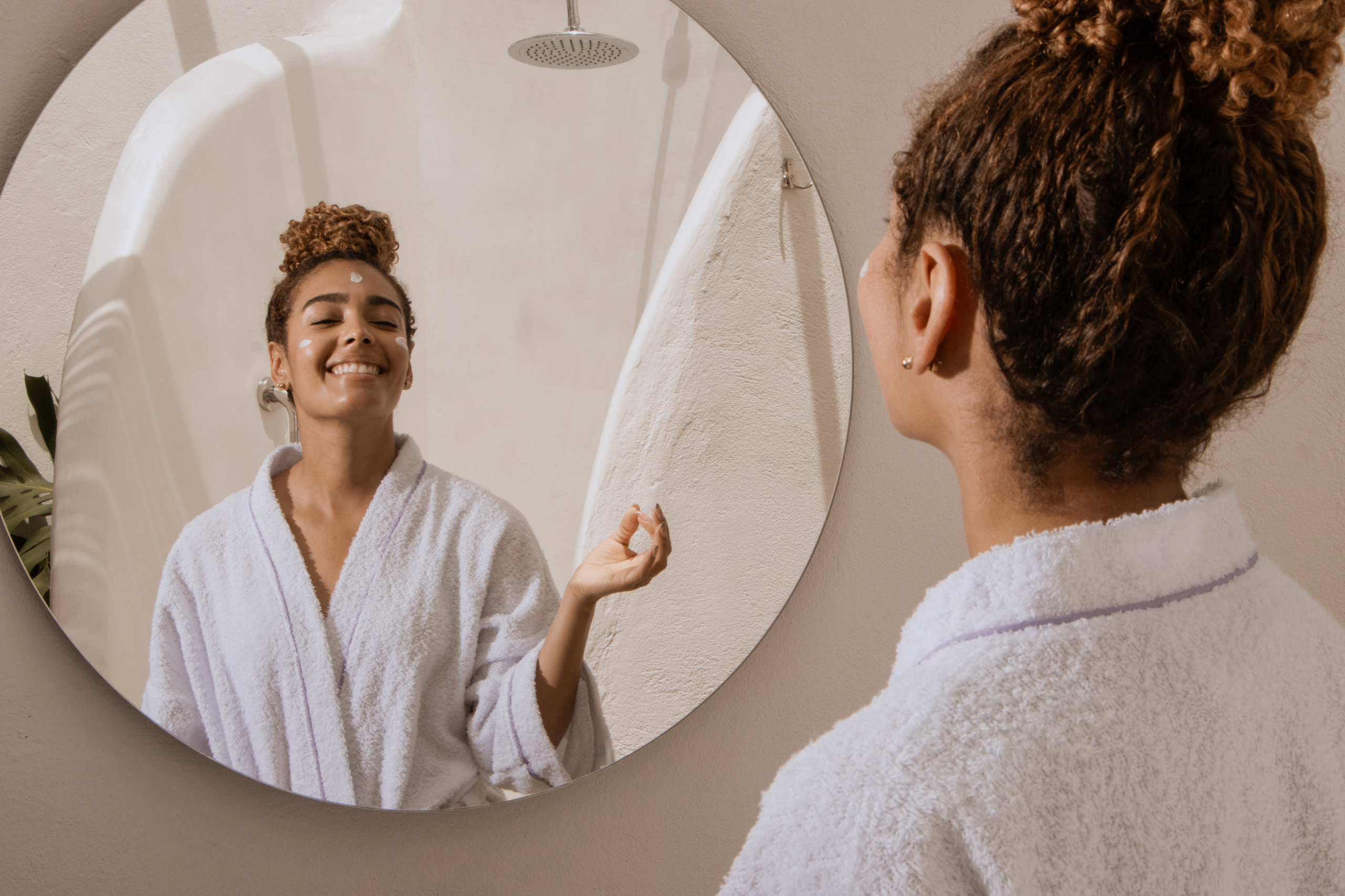 Beauty Routine finden, Frau vor Spiegel, Skincare