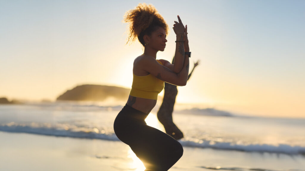 Lounge Cherie: Frau macht am Strand Yoga