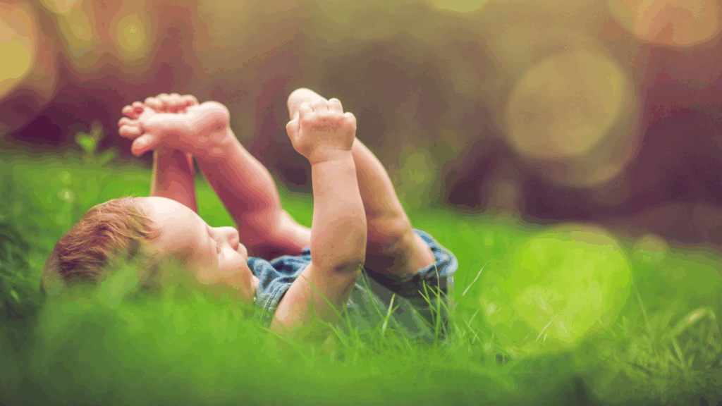 Tiny Feet: Baby liegt in der Wiese