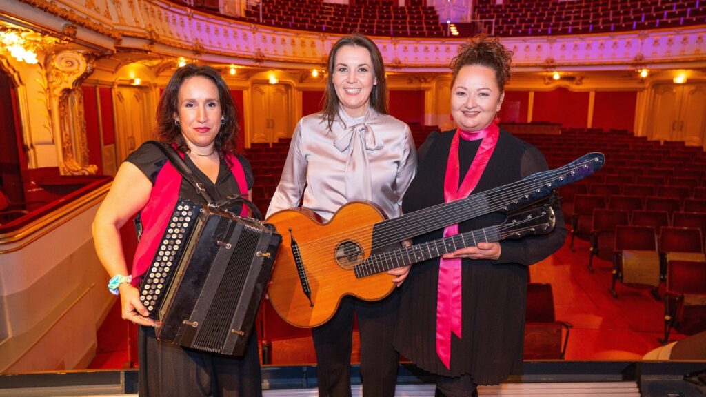 NEUE WIENER MUSIK
Tini Kainrath mit Marie-Theres Stickler und Maria Stippich