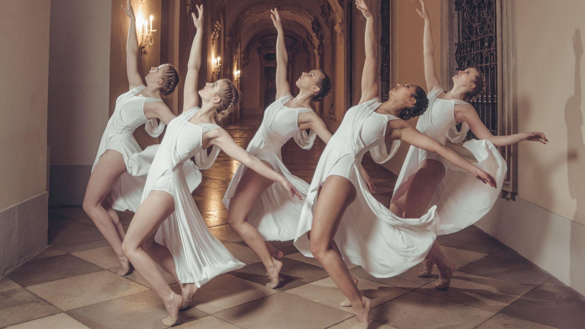 Choreografin Desi Bonato erarbeitet gemeinsam mit der jungen Master Class der „Dance Factory“ eine frische und moderne Fassung der berühmten Bacchanal-Szene