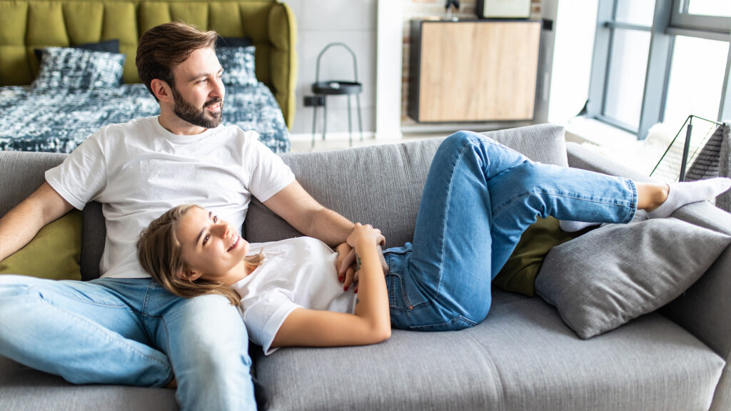 Wohnraumlüftung: Paar sitzt auf Couch
