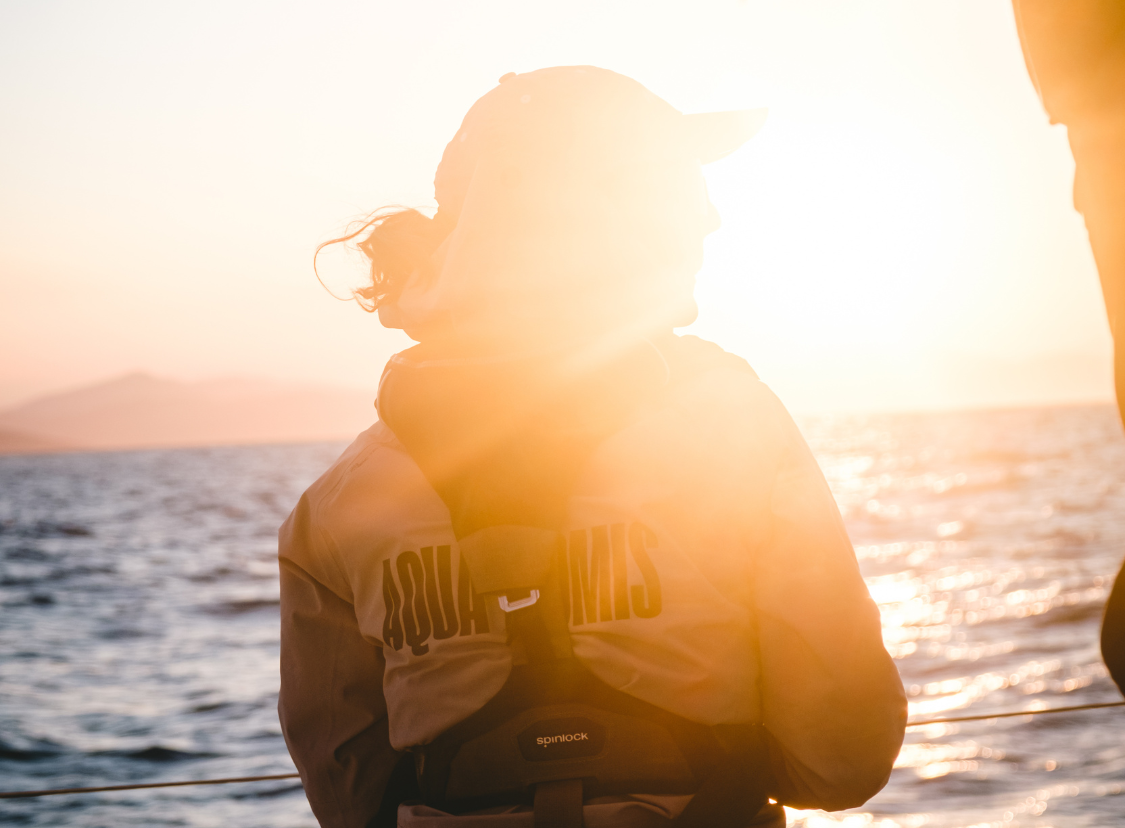 Eine Frau im Lichtspiel auf einem Segelboot