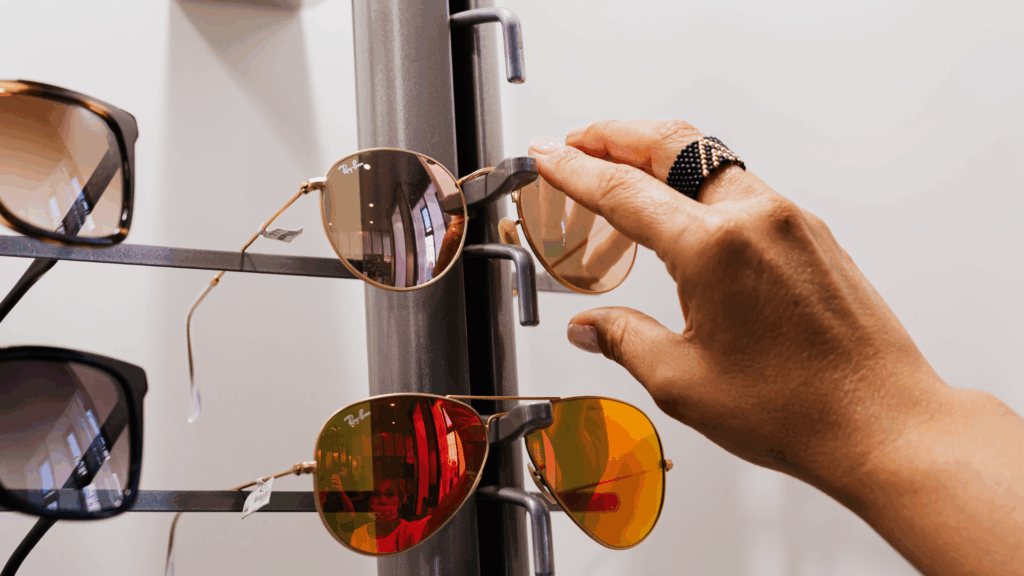 Ray-Ban-Designs: Hand greift nach einer Sonnenbrille