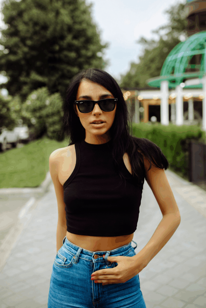 Ray-Ban-Designs: Frau Mann hat Sonnenbrille auf